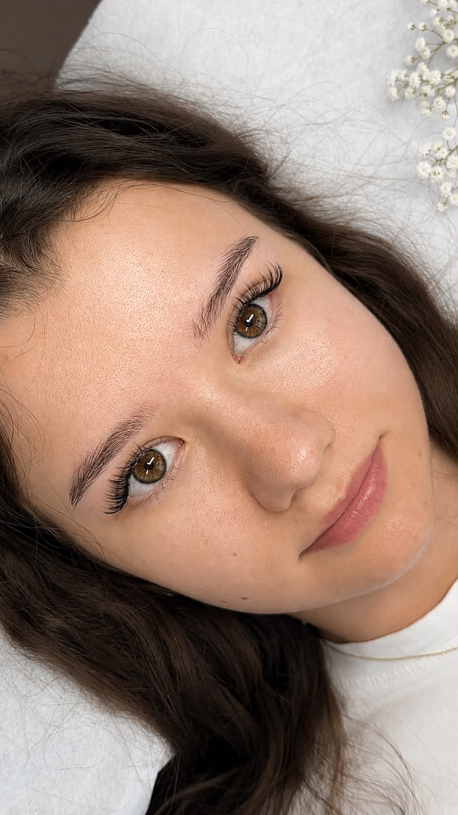 Portret leżący z kwiatami